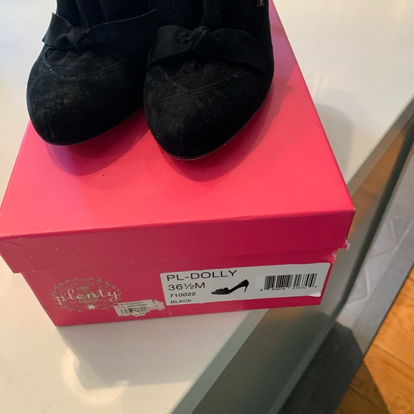 Tracy Reese ‘Plenty’ Black suede pump. 3 inch heel. Size: 6.5 - Picture 2 of 5